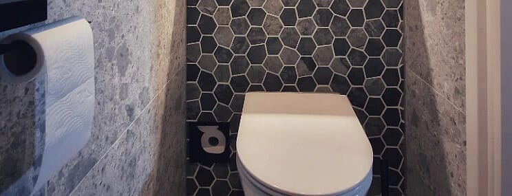 Toilet met hexagon tegels