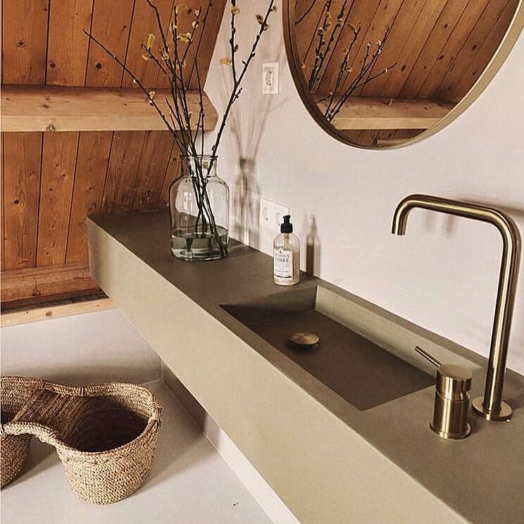 Moderne badkamer met gouden kraan