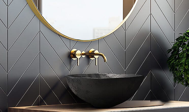 Zwarte badkamer met gouden spiegel en gouden kraan