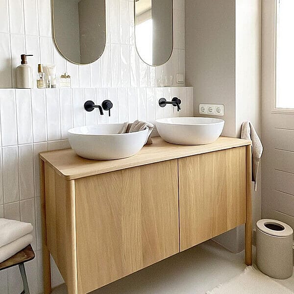 Scandinavische badkamer met houten badkamermeubel