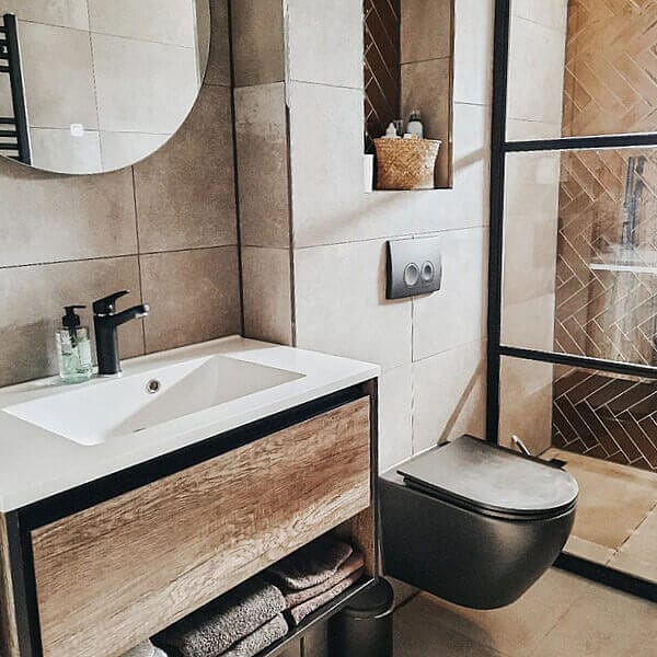 Industriële badkamer met houten badkamermeubel