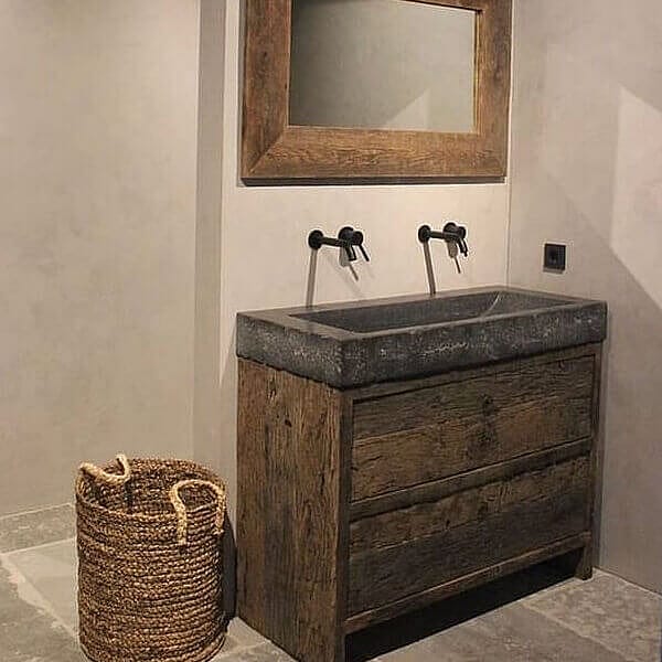 Landelijke badkamer met houten badkamermeubel