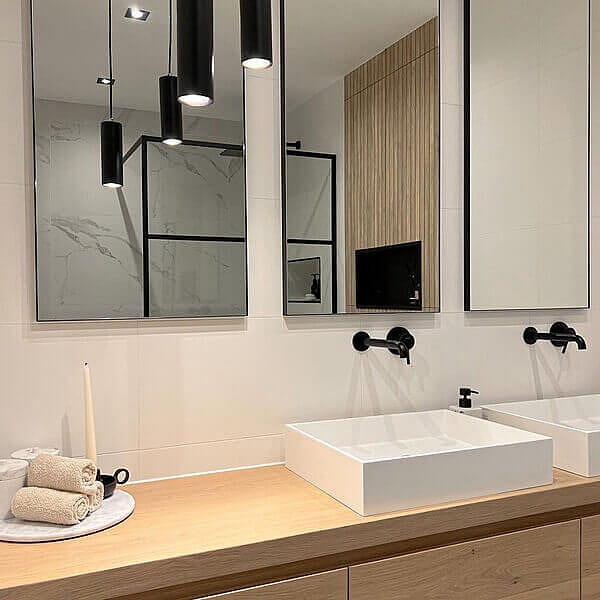 Moderne badkamer met houten badkamermeubel