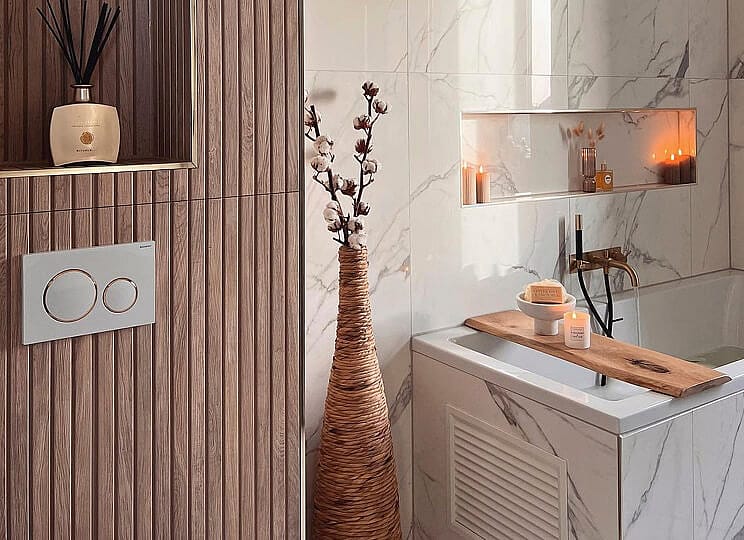 Marmeren badkamer met houten wandpaneel en houten accessoires