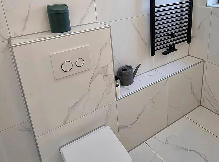 Marmeren badkamer met hangend toilet