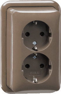 GIRA Standaard 55 2-voudig kunststof wandcontactdoos met bodemplaat en randaarde bruin